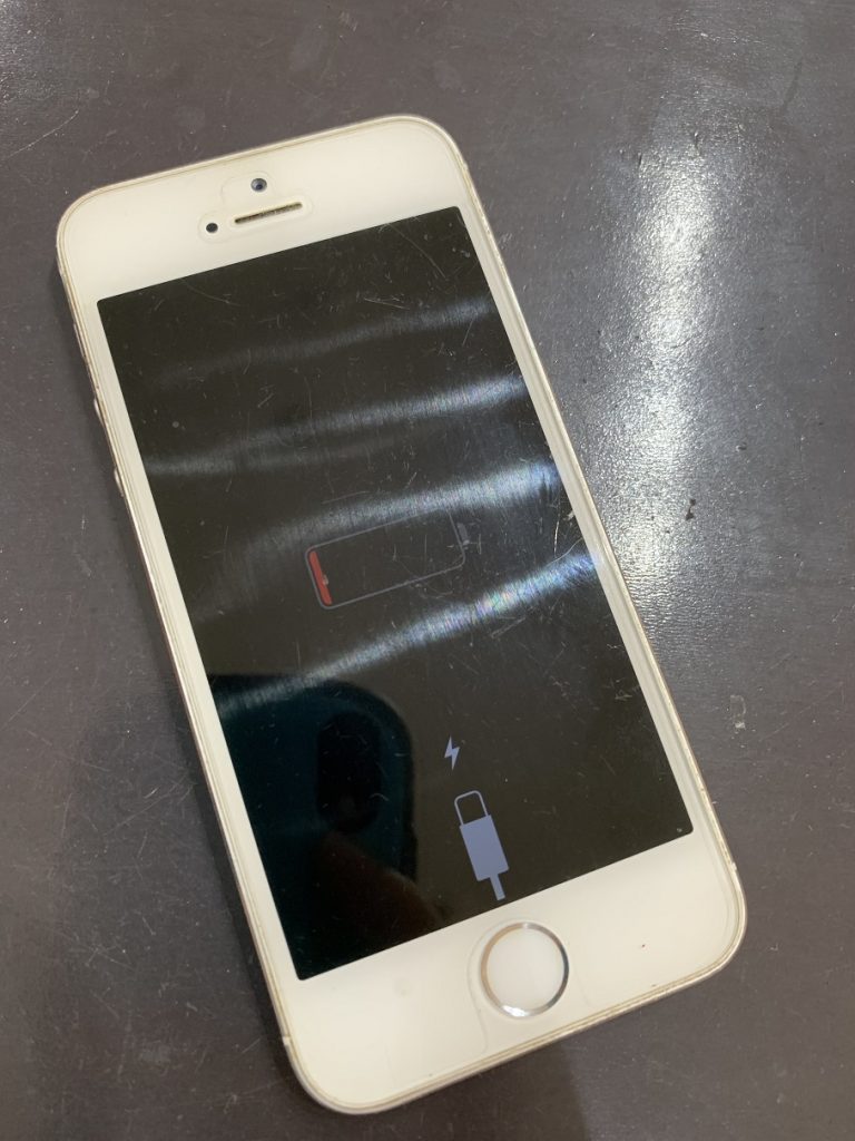 iPhone5s　突然のシャットダウン　からの　充電切れ状態　修理前