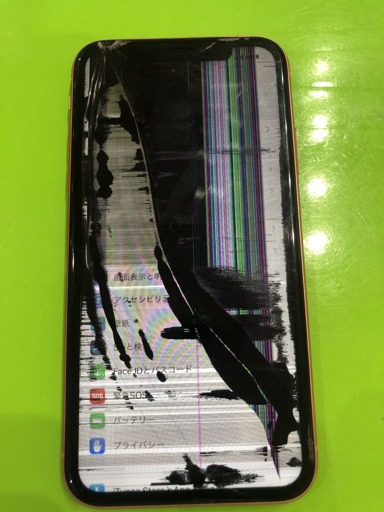 Iphonexrの画面が黒い液漏れが発生して見えない そんな時は 天神西通りにある最安値のiphone修理やさんがあるじゃないか Iphone修理を福岡でお探しの方ならスマップル天神店