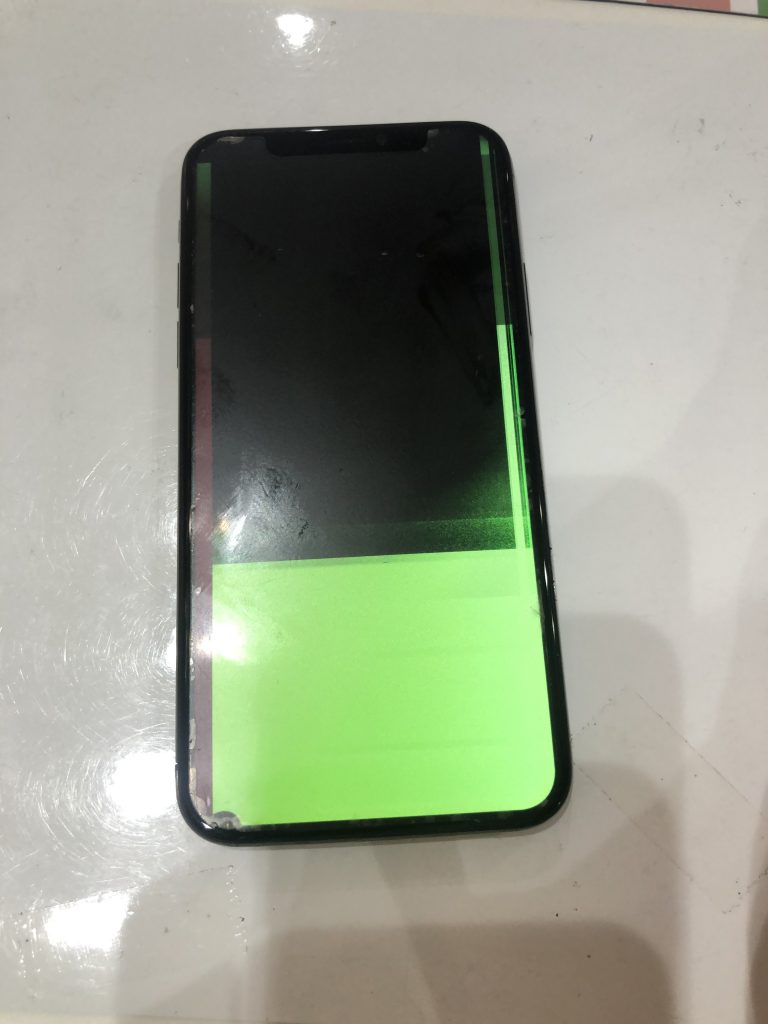 Iphonexの画面が真っ暗になった 電源ボタンを押すと画面が緑色に 最安値のiphone修理店にお願いしてみた Iphone 修理を福岡でお探しの方ならスマップル天神店
