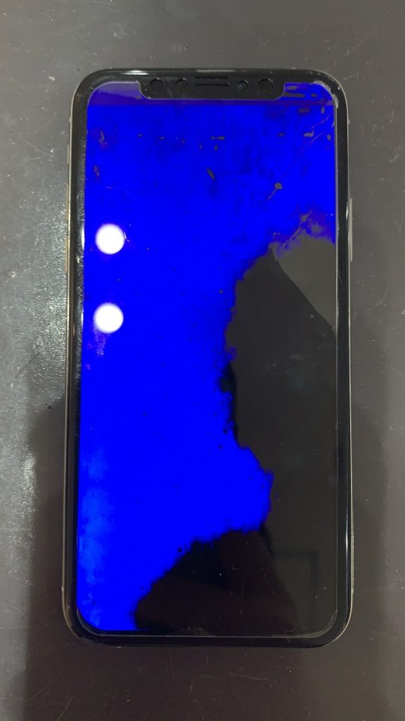 iPhoneXs 画面に青と黒の表示不良