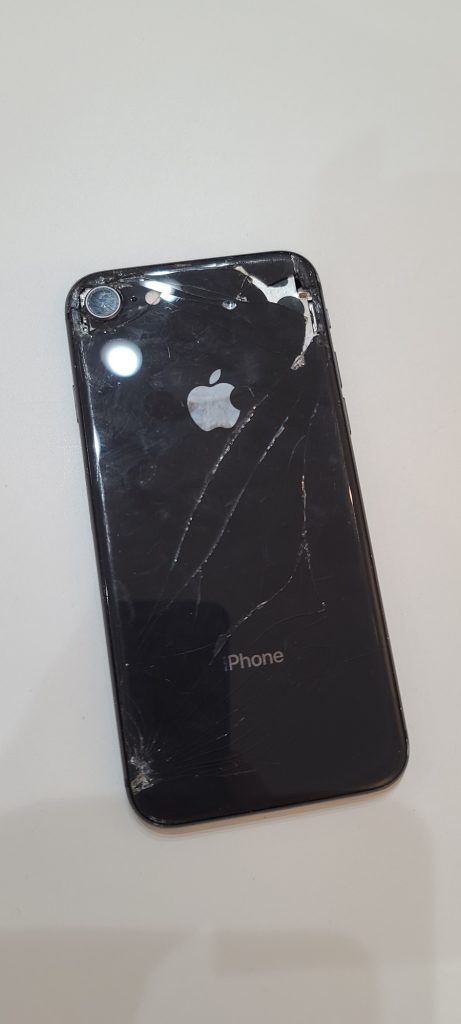 iPhone8　背面ガラス割れ