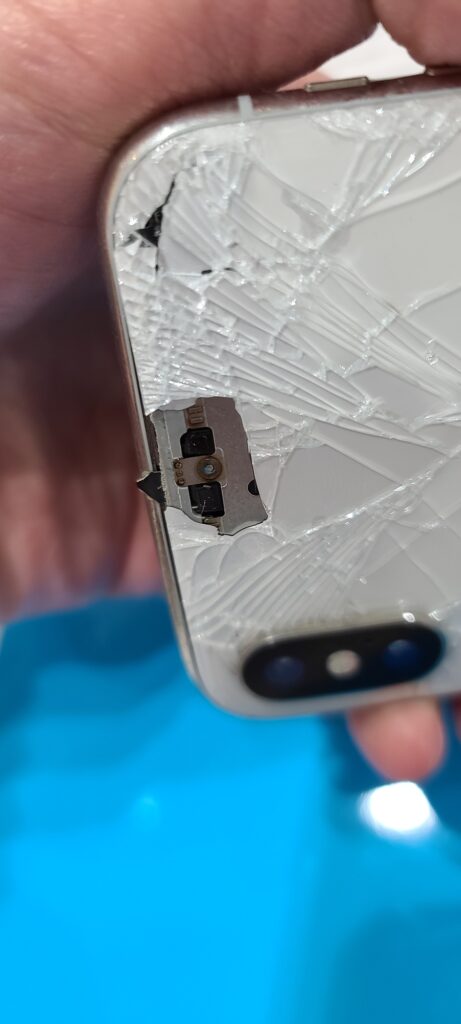 iPhoneXS　背面ガラス割れ