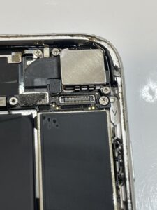 iPhone8　修理前フレーム打痕1
